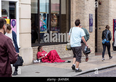 Homme à la mendicité pour l'ARGENT DANS LA RUE Banque D'Images