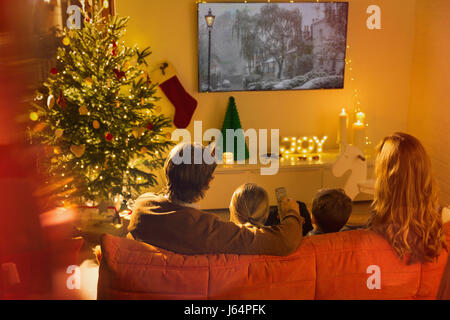 Regarder la télévision en famille salon de Noël Banque D'Images