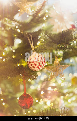 Rouge, blanc et or ornaments hanging from Christmas Tree Banque D'Images