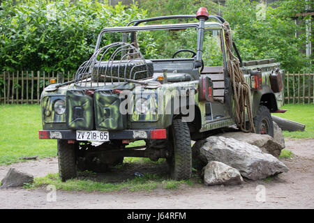 Un soft top Land Rover Defender 90 dans zoo Ouwehands à Rhenen, aux Pays-Bas Banque D'Images