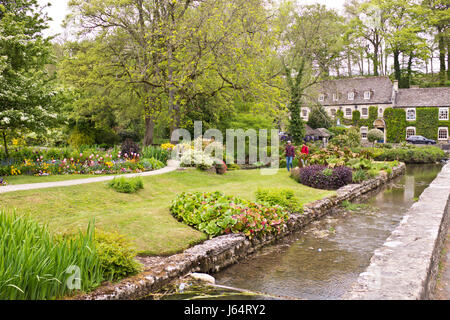 Bibery,Cotswolds,Fontaine,ferme,Rivière Colne xvie siècle Arlington Row Chalets,film 'Stardust' Toile & 'Bright Jones Diary',UK,GT,UK,Angleterre Grande-bretagne Banque D'Images