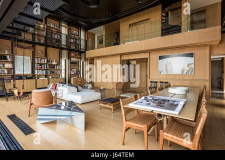 Spacieuse chambre double-hauteur salon avec canapé modulaire par Peiro Lissoni pour Living Divani. Table de salle à manger conçue par Bernard Khoury et faite par Doumit Ta Banque D'Images