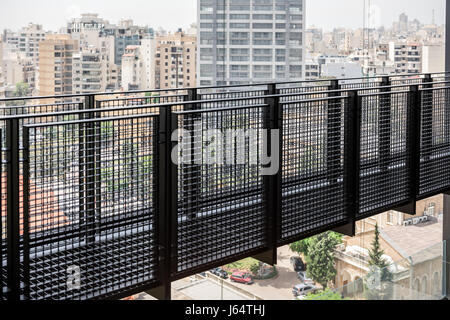 Plate-forme d'observation ou d'un pont avec de spectaculaires vues sur Beyrouth et les montagnes du Chouf Banque D'Images