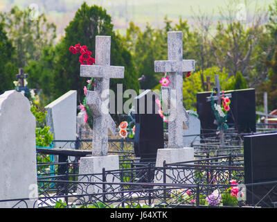 Deux croix et tombes dans l'ancien cimetière Banque D'Images