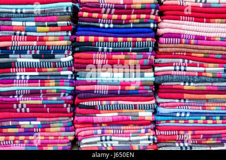 Vente de foulards colorés dans le magasin de la vieille ville de Lijiang, Yunnan. Banque D'Images