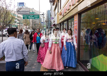 Un groupe de jeunes femmes en costume traditionnel coréen dans les rues de Séoul, Corée du Sud Banque D'Images