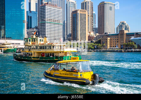 Ferry de Sydney et les taxis d'eau dans le port de Circular Quay, Sydney, Australie Banque D'Images