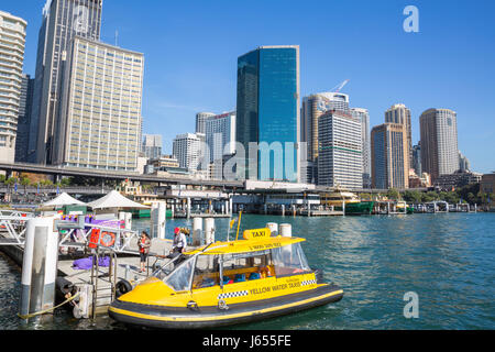 Le port de Sydney et Circular Quay avec de l'eau jaune taxi, le centre-ville de Sydney, Australie Banque D'Images