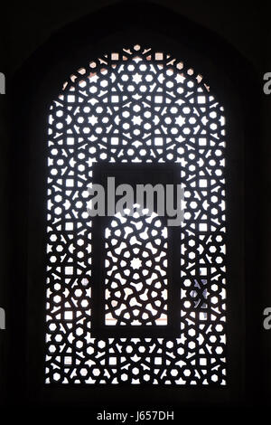 La sculpture de pierre complexes au grill fenêtre Tombe de Humayun, construit par Hamida Banu commencé en 1565-72, Delhi, Inde Banque D'Images