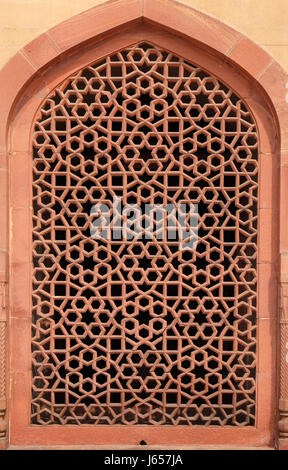 La sculpture de pierre complexes au grill fenêtre Tombe de Humayun, construit par Hamida Banu commencé en 1565-72, Delhi, Inde Banque D'Images