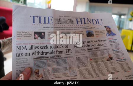 Un homme lit le journal indien The Hindu dans le hall de l'hôtel, le 02 mars, 2016 à Delhi, en Inde. Banque D'Images