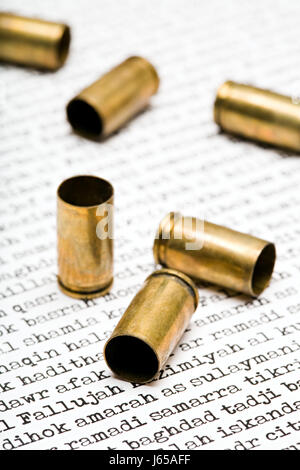 Danger des munitions de guerre la violence iraq texte près de la ville de danger de guerre gros plan de ville Banque D'Images