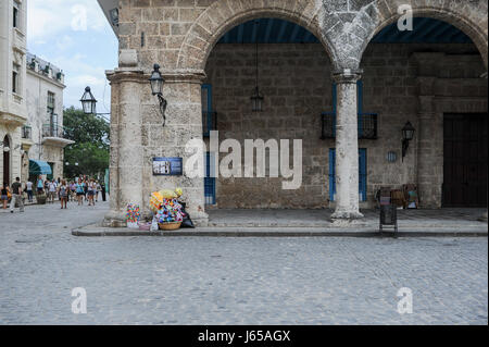 Aperçu de la plaza de la catedral de la vieille Havane, Cuba avec stand de souvenirs improvisés Banque D'Images