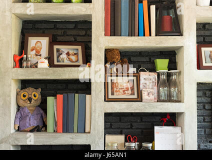 Livre et autres tablettes en béton dans un coffee shop Banque D'Images