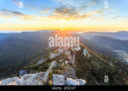 France, Aude, Duilhac-sous-Peyrepertuse, Château de Peyrepertuse au lever du soleil vu depuis la chapelle San-Jordi Banque D'Images