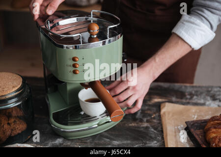 Portrait de jeune homme debout à Baker bakery café potable. Banque D'Images