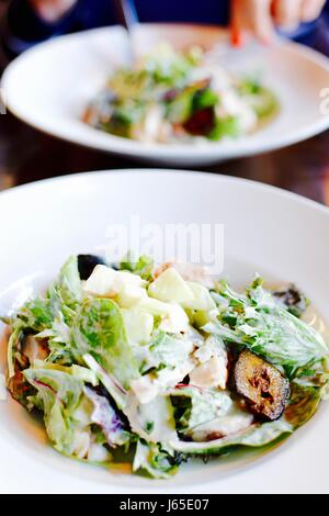 Salade Waldorf avec laitue, pomme, noix marinées dans une vinaigrette crémeuse - filtre appliqué Banque D'Images