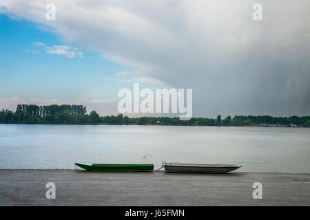 Deux bateaux de pêche sur le quai de Zemun (Zemunski kej) en un après-midi nuageux sur le Danube, Belgrade, capitale de Serbie photo de deux petits boa Banque D'Images