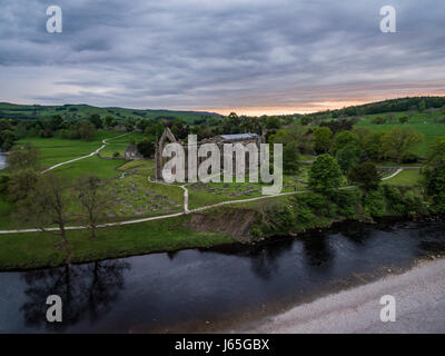 Magnifique coucher de soleil au prieuré de l'abbaye de Bolton dans Yorkshire du Nord Banque D'Images