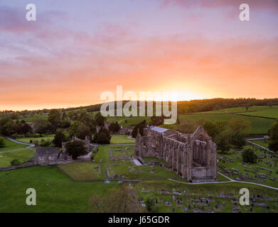 Magnifique coucher de soleil au prieuré de l'abbaye de Bolton dans Yorkshire du Nord Banque D'Images