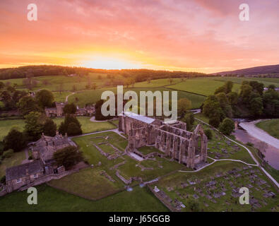 Magnifique coucher de soleil au prieuré de l'abbaye de Bolton dans Yorkshire du Nord Banque D'Images