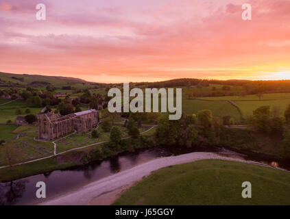 Magnifique coucher de soleil au prieuré de l'abbaye de Bolton dans Yorkshire du Nord Banque D'Images