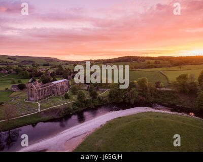 Magnifique coucher de soleil au prieuré de l'abbaye de Bolton dans Yorkshire du Nord Banque D'Images