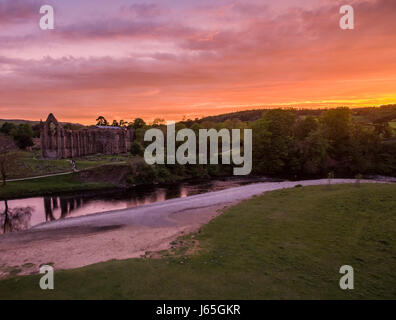 Magnifique coucher de soleil au prieuré de l'abbaye de Bolton dans Yorkshire du Nord Banque D'Images