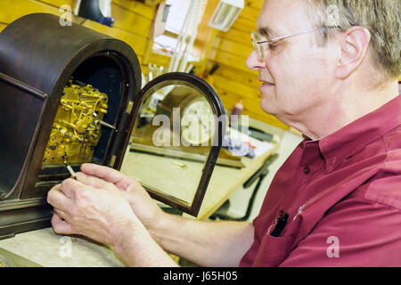 Michigan Frankenmuth,communauté ethnique allemande bavaroise,Frankenmuth Clock Company,afficher le temps de vente,montre,horloge à poser,homme hommes,horloger,ventes Banque D'Images