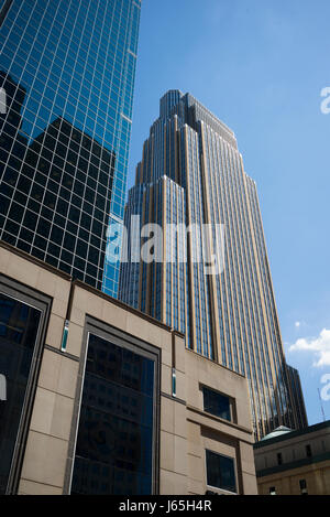 Low angle view de la Wells Fargo Center au centre-ville de Minneapolis, Hennepin County, Minnesota, USA Banque D'Images