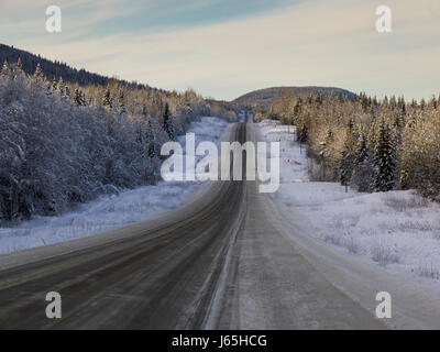 Vue de route en passant à travers un paysage couvert de neige, le District régional de Fraser-Fort George, Route 16, route de Yellowhead, British Columbia, Canada Banque D'Images