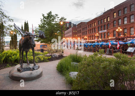 Des terrasses de cafés à l'extérieur des bâtiments à Saint John, Nouveau-Brunswick, Canada Banque D'Images