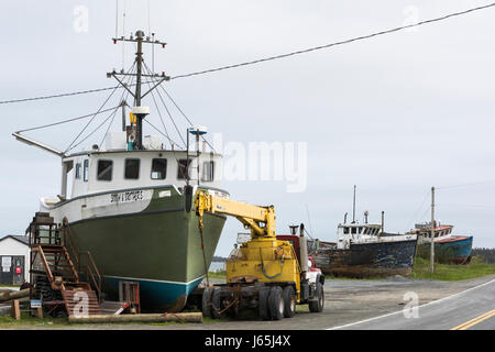 Grue par chalutier de pêche au port, Marie Joseph, Nova Scotia, Canada Banque D'Images