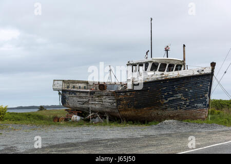 Chalutier de pêche abandonnés à l'harbour, Marie Joseph, Nova Scotia, Canada Banque D'Images