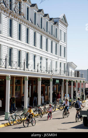 Mackinac Island Michigan, parc national historique Mackinaw, détroit de, lac Huron, rue principale, Chippewa Hotel Waterfront, Victorian, femme femmes, b Banque D'Images