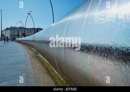 La pointe de ses sculptures en acier inoxydable avec Sheffield, Sheffield Square, gerbe, South Yorkshire, Angleterre Banque D'Images