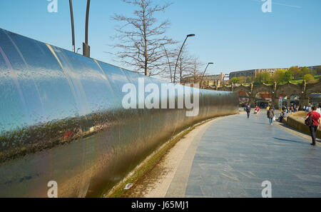 La pointe de ses sculptures en acier inoxydable avec Sheffield, Sheffield Square, gerbe, South Yorkshire, Angleterre Banque D'Images