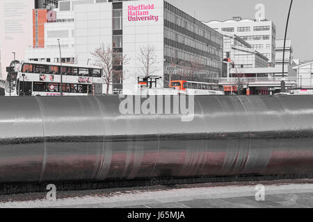 La pointe de ses sculptures en acier inoxydable avec Sheffield, Sheffield Square, gerbe, South Yorkshire, Angleterre Banque D'Images