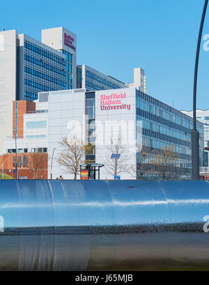 La pointe de ses sculptures en acier inoxydable avec Sheffield, Sheffield Square, gerbe, South Yorkshire, Angleterre Banque D'Images