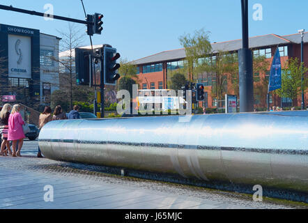 La pointe de ses sculptures en acier inoxydable avec Sheffield, Sheffield Square, gerbe, South Yorkshire, Angleterre Banque D'Images