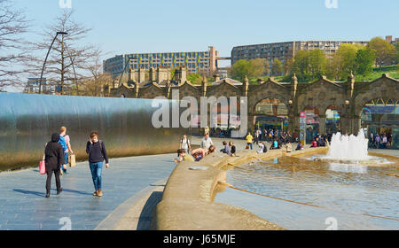 La pointe de ses sculptures en acier inoxydable avec Sheffield, Sheffield Square, gerbe, South Yorkshire, Angleterre Banque D'Images