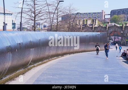 La pointe de ses sculptures en acier inoxydable avec Sheffield, Sheffield Square, gerbe, South Yorkshire, Angleterre Banque D'Images