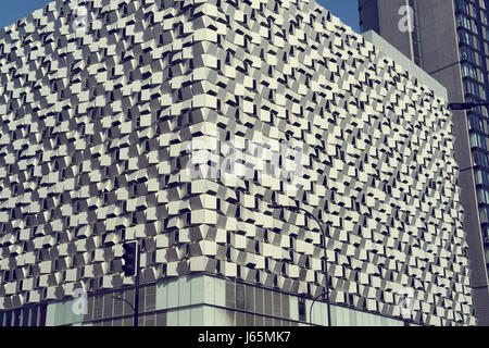 Panneaux en aluminium anodisé inclinés à l'extérieur de Charles Street car park par les Alliés et Morrison (2008), Sheffield, South Yorkshire, Angleterre Banque D'Images