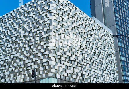 Panneaux en aluminium anodisé inclinés à l'extérieur de Charles Street car park par les Alliés et Morrison (2008), Sheffield, South Yorkshire, Angleterre Banque D'Images