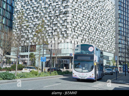 Panneaux en aluminium anodisé inclinés à l'extérieur de Charles Street car park par les Alliés et Morrison (2008), Sheffield, South Yorkshire, Angleterre Banque D'Images