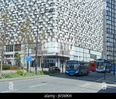 Panneaux en aluminium anodisé inclinés à l'extérieur de Charles Street car park par les Alliés et Morrison (2008), Sheffield, South Yorkshire, Angleterre Banque D'Images