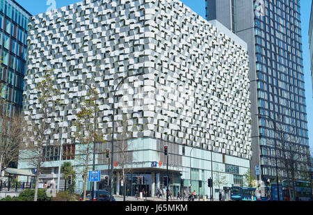 Panneaux en aluminium anodisé inclinés à l'extérieur de Charles Street car park par les Alliés et Morrison (2008), Sheffield, South Yorkshire, Angleterre Banque D'Images