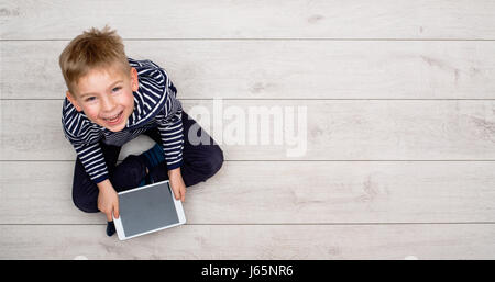 Vue de dessus avec l'image d'en-tête de garçon tablet with copy space Banque D'Images