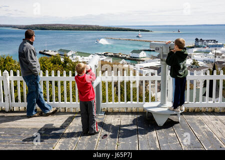 Mackinac Island Michigan, parc national historique Mackinaw, détroit de, lac Huron, fort Mackinac, vue, adulte, adultes, homme hommes, garçon garçons lad lads gamin k Banque D'Images