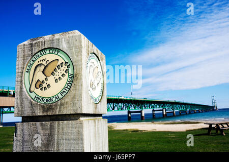 Michigan Mackinaw City, parc historique des parcs nationaux Mackinac, détroits de Mackinac, lac Huron, pont Mackinac, béton, marqueur, sentier historique, empreinte, Banque D'Images